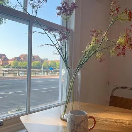 Townhouse With Harbour Views. Sleeps 7 Holiday home *