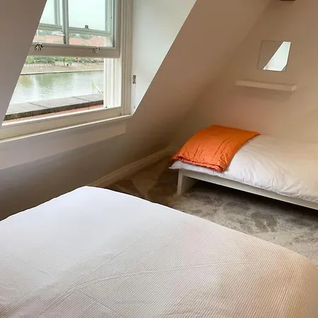 Townhouse With Harbour Views. Sleeps 7 Bristol