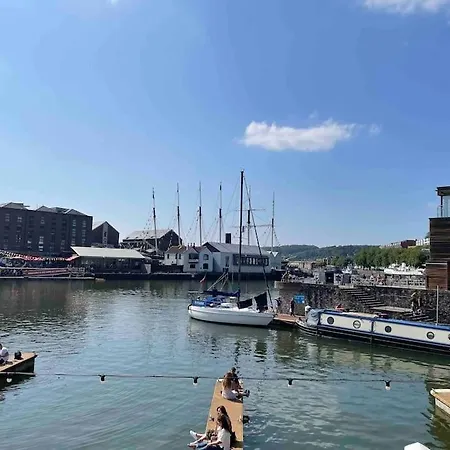 Townhouse With Harbour Views. Sleeps 7 Holiday home