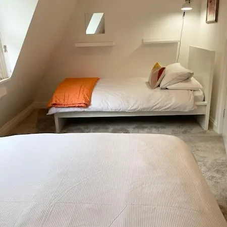 Townhouse With Harbour Views. Sleeps 7 Holiday home